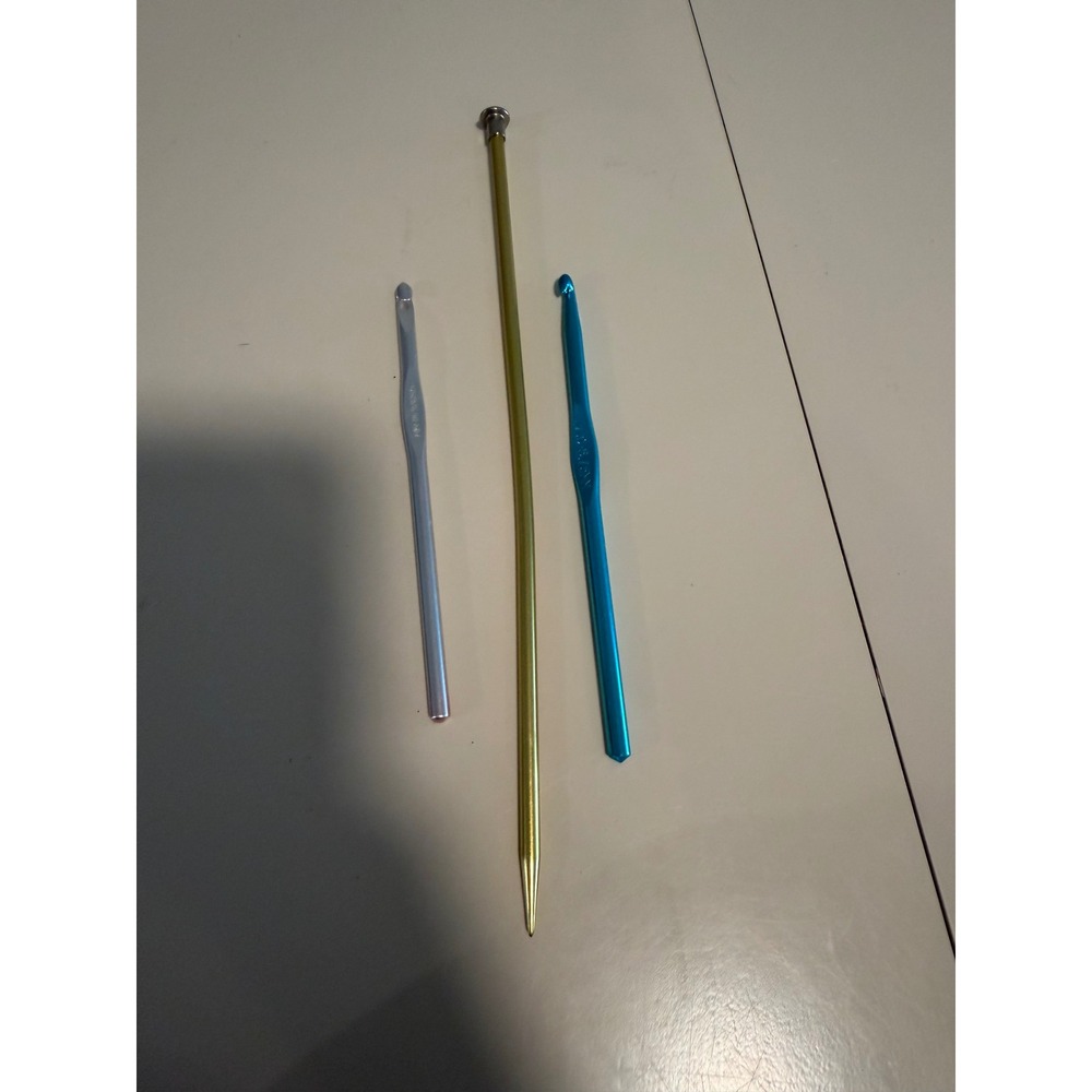 Susan Bates Boye Crochet Hooks I-9 J-10 and Gold Knitting Needle Set 3pc